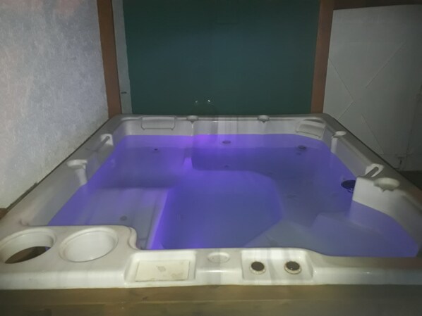 Indoor spa tub