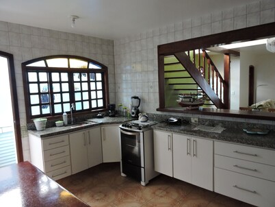  La casa está bien ubicada cerca de supermercados, restaurantes, hospitales. 