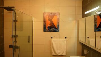 Tweepersoonskamer | Badkamer | Gratis toiletartikelen, handdoeken
