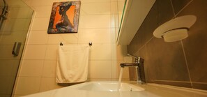 Double Room | Bathroom | Free toiletries, towels - Young Lord Hotel (Pristina)