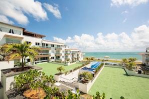 Een resort met meerdere gebouwen, een zwembad en uitzicht op de oceaan.