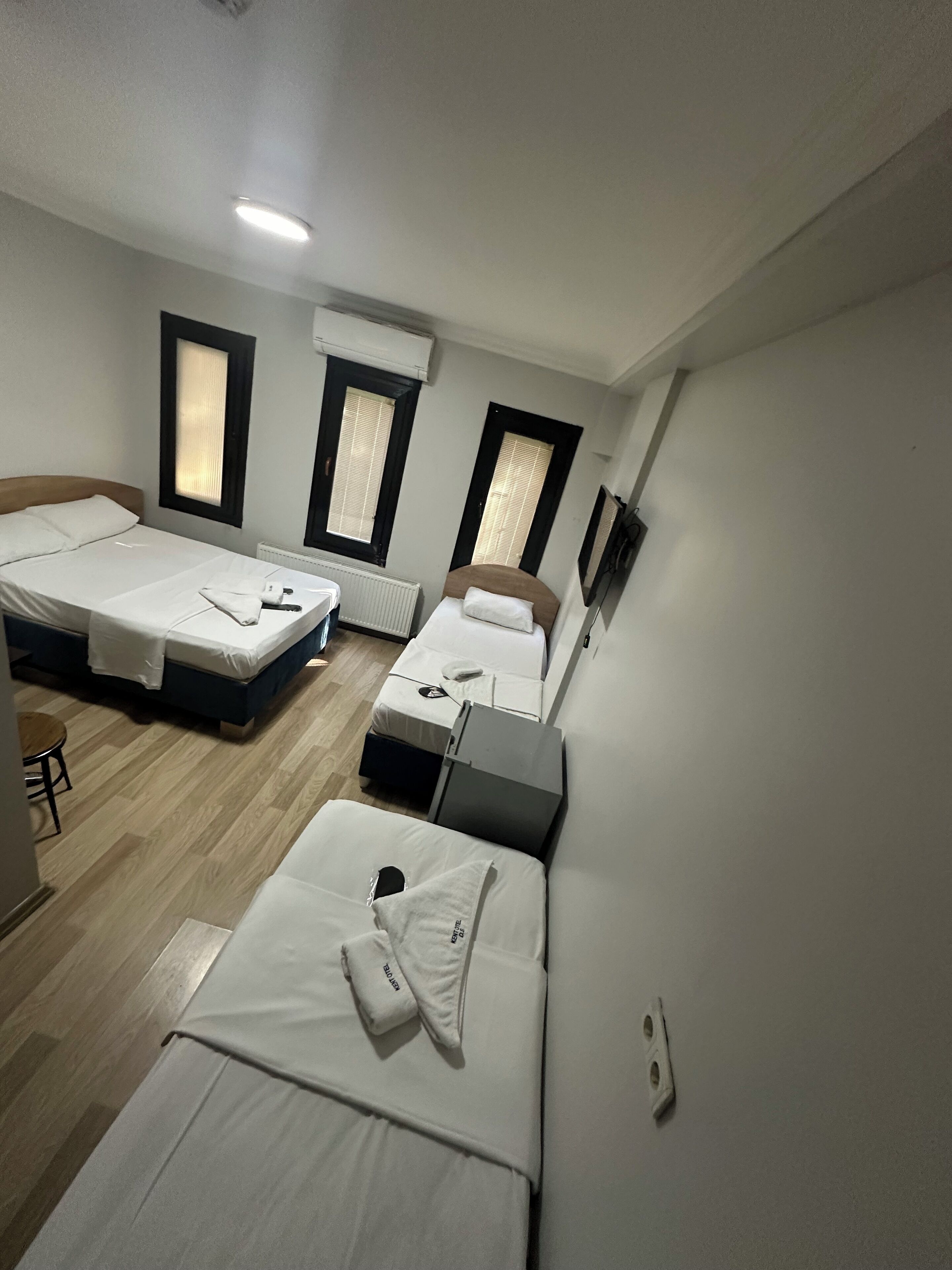 Habitación triple familiar | Ropa de cama de alta calidad y espacio para trabajar con laptop 