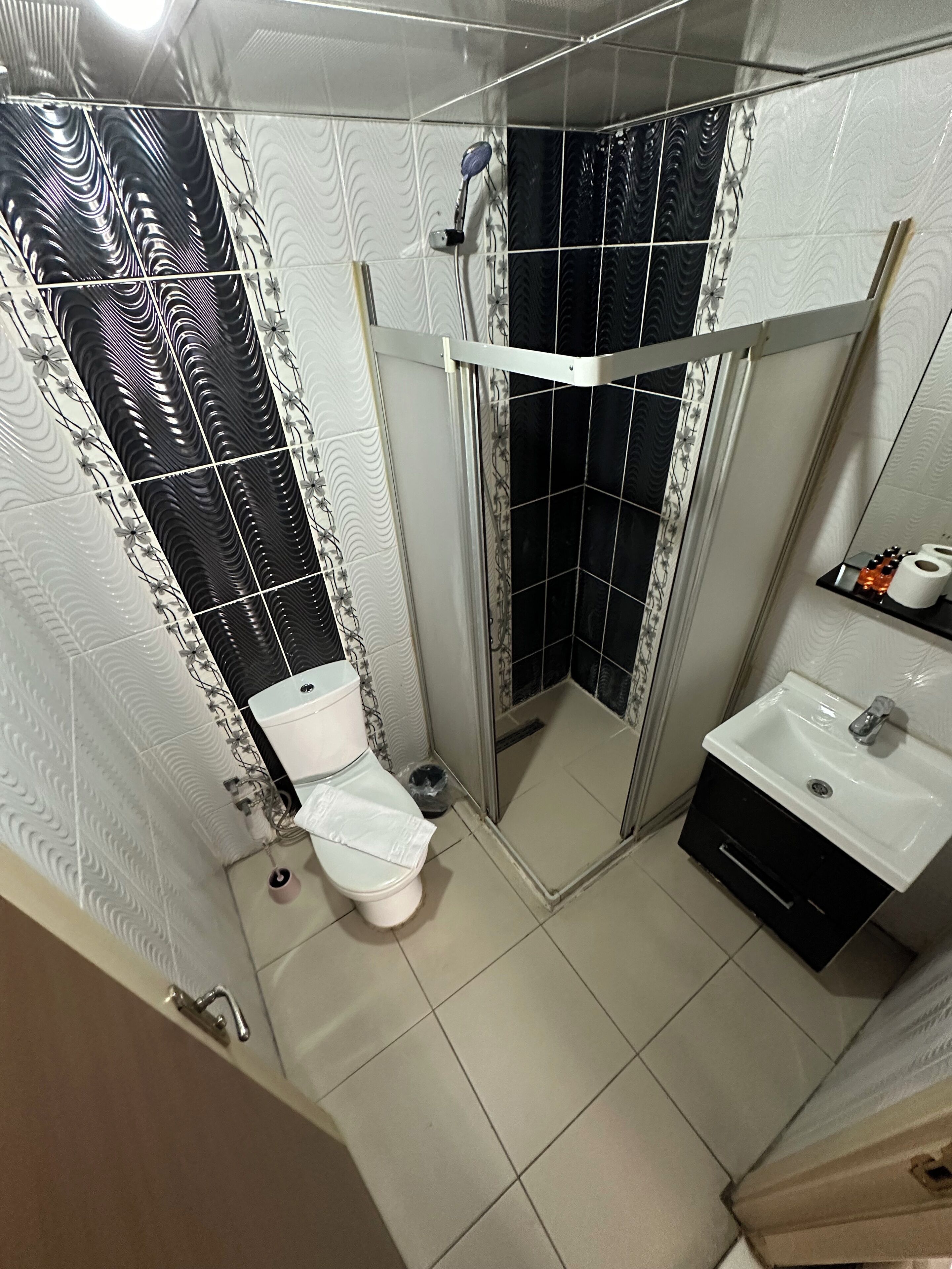 Shower, rainfall showerhead, free toiletries, hair dryer