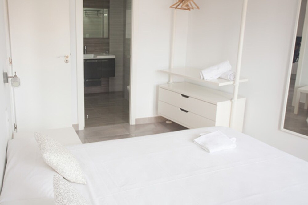 4 BEDROOM / 2 BATHROOMS APARTMENT IN A VERY GOOD LOCATION. QUIET AREA, EASY STAY