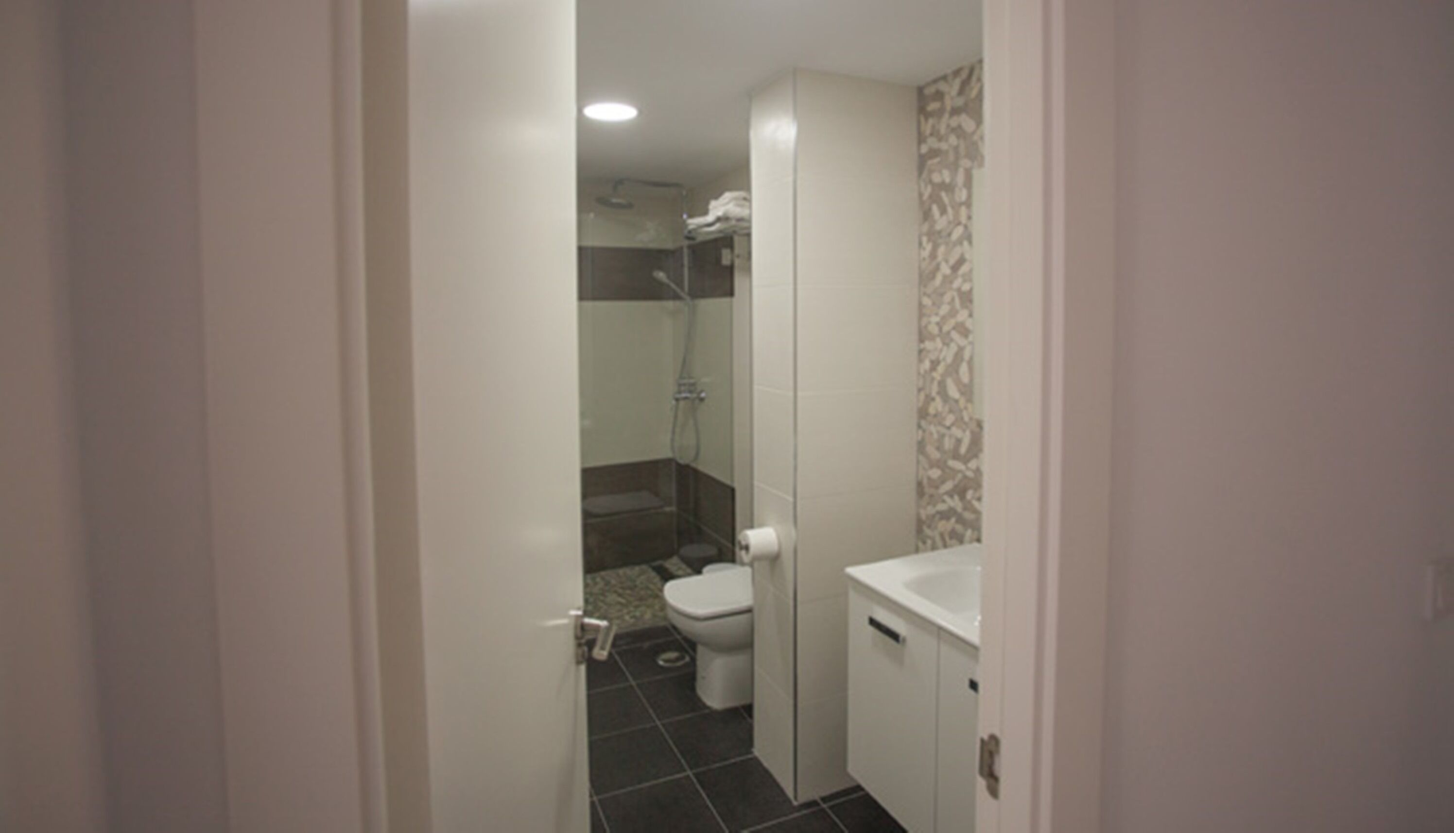 4 BEDROOM / 2 BATHROOMS APARTMENT IN A VERY GOOD LOCATION. QUIET AREA, EASY STAY