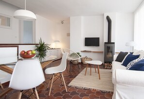 Smart TV, chimenea, videojuegos y tenis de mesa 