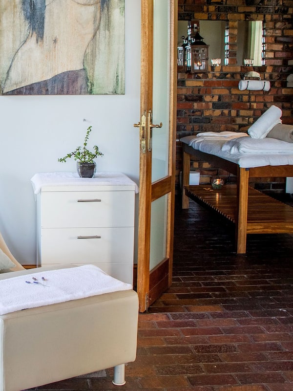 Couples treatment room(s), sauna, steam room, body treatments