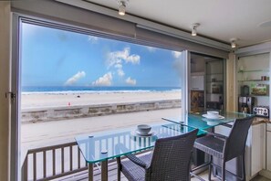 Outdoor dining - 2 Levels of Ocean Front * AC in Heart of MB (San Diego)