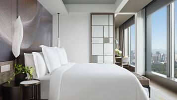 Executive Suite | Minibar, in-room safe, desk, laptop workspace