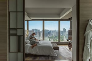Suite panorámica | Minibar, caja de seguridad en la habitación y escritorio 
