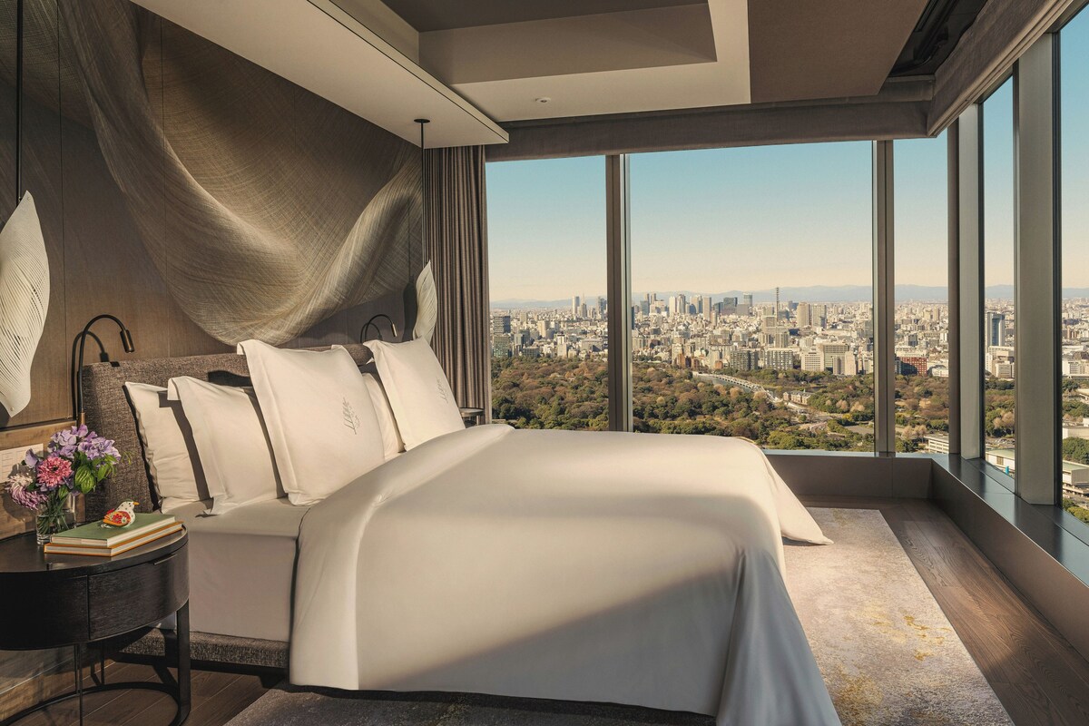 Premier Suite | Minibar, in-room safe, desk, laptop workspace