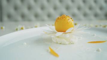 Een dessert op een bord, met een witte achtergrond.