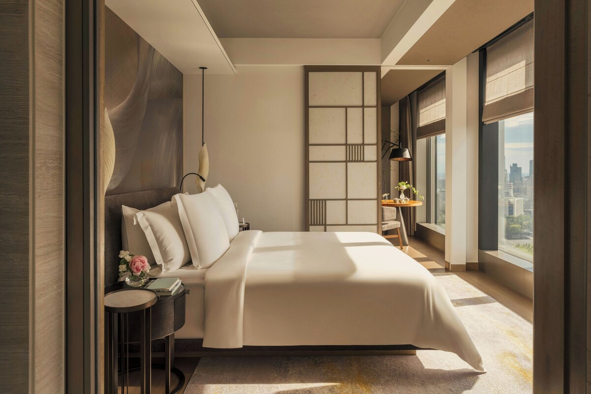 Executive Suite | Minibar, in-room safe, desk, laptop workspace