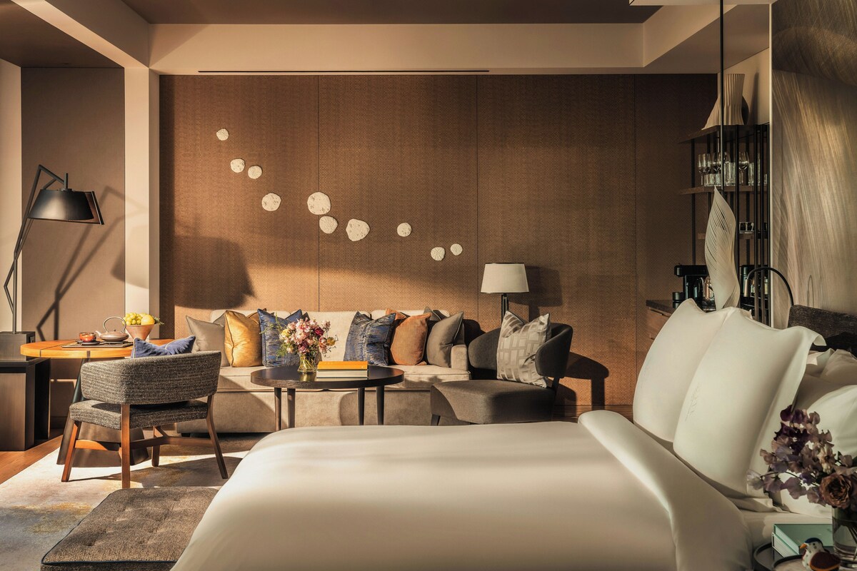 Suite (Imperial Garden View) | Minibar, in-room safe, desk, laptop workspace