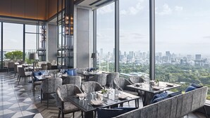 A modern dining area with high ceilings, large windows, and a city view. - Four Seasons Hotel Tokyo at Otemachi (Tokyo)