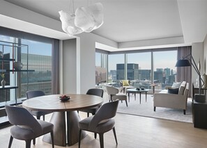 Suite – executive | Minibar, safe på rommet, skrivebord og skrivebord for bærbar PC