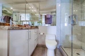 Kombination af bruser/badekar, boblebadekar, hårtørrer, håndklæder