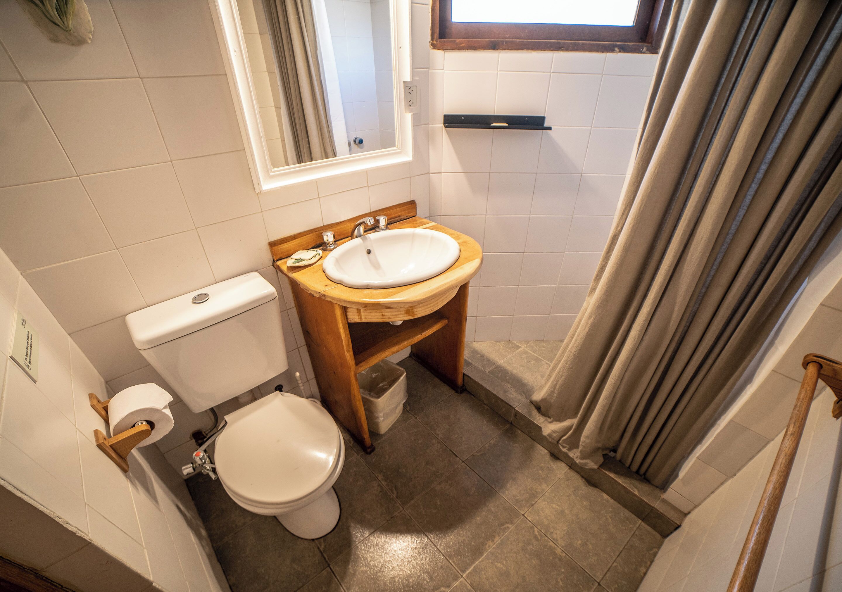 Un baño con inodoro, lavamanos y ducha.