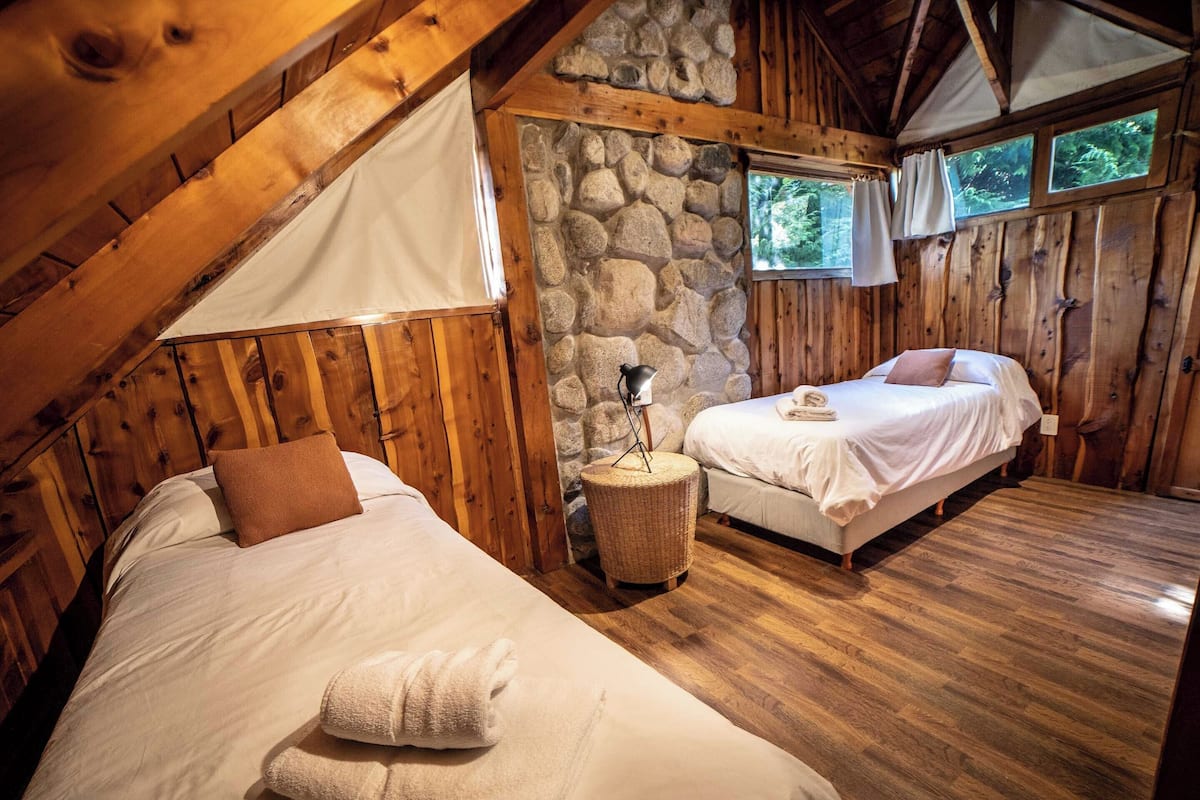 2 Schlafzimmer, hochwertige Bettwaren, Daunenbettdecken