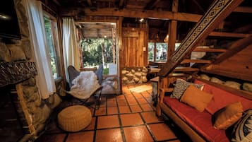 Classic Cabin (CABAÑA ANDINA) | Living area | 32-inch LCD TV with satellite channels, TV, fireplace