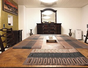 3 quartos, ferros/tábuas de passar roupa, berço de viagem