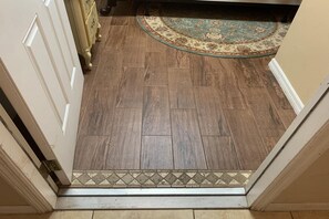 Chambre, 1 très grand lit, salle de bains commune | Vue de la chambre