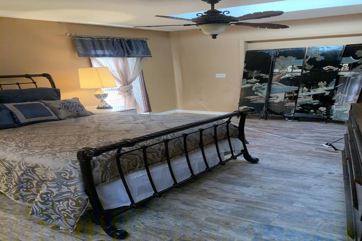 Room, 1 Queen Bed | View from room