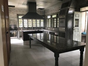 Geladeira, fogão, cooktop, talheres/pratos/utensílios de cozinha