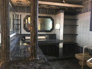 Shower, bidet, towels - Skina Comfort - Stays & Events - Large House with Pool! (Guarujá)