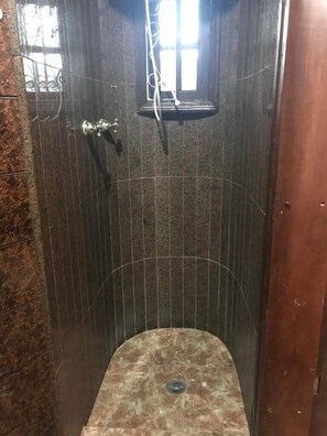 Shower, bidet, towels - Skina Comfort - Stays & Events - Large House with Pool! (Guarujá)