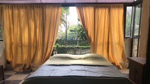 A room with a bed, yellow curtains, a window, and a checkered floor. - Skina Comfort - Stays & Events - Large House with Pool! (Guarujá)