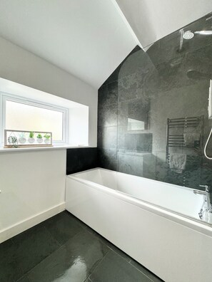 Douche, serviettes fournies, savon, papier toilette