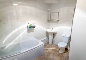 Combined shower/bathtub, towels - Waterside House (Milton Keynes)
