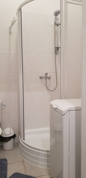 Shower, hair dryer, towels, soap - Ksenia Apartment (Karlovy Vary)