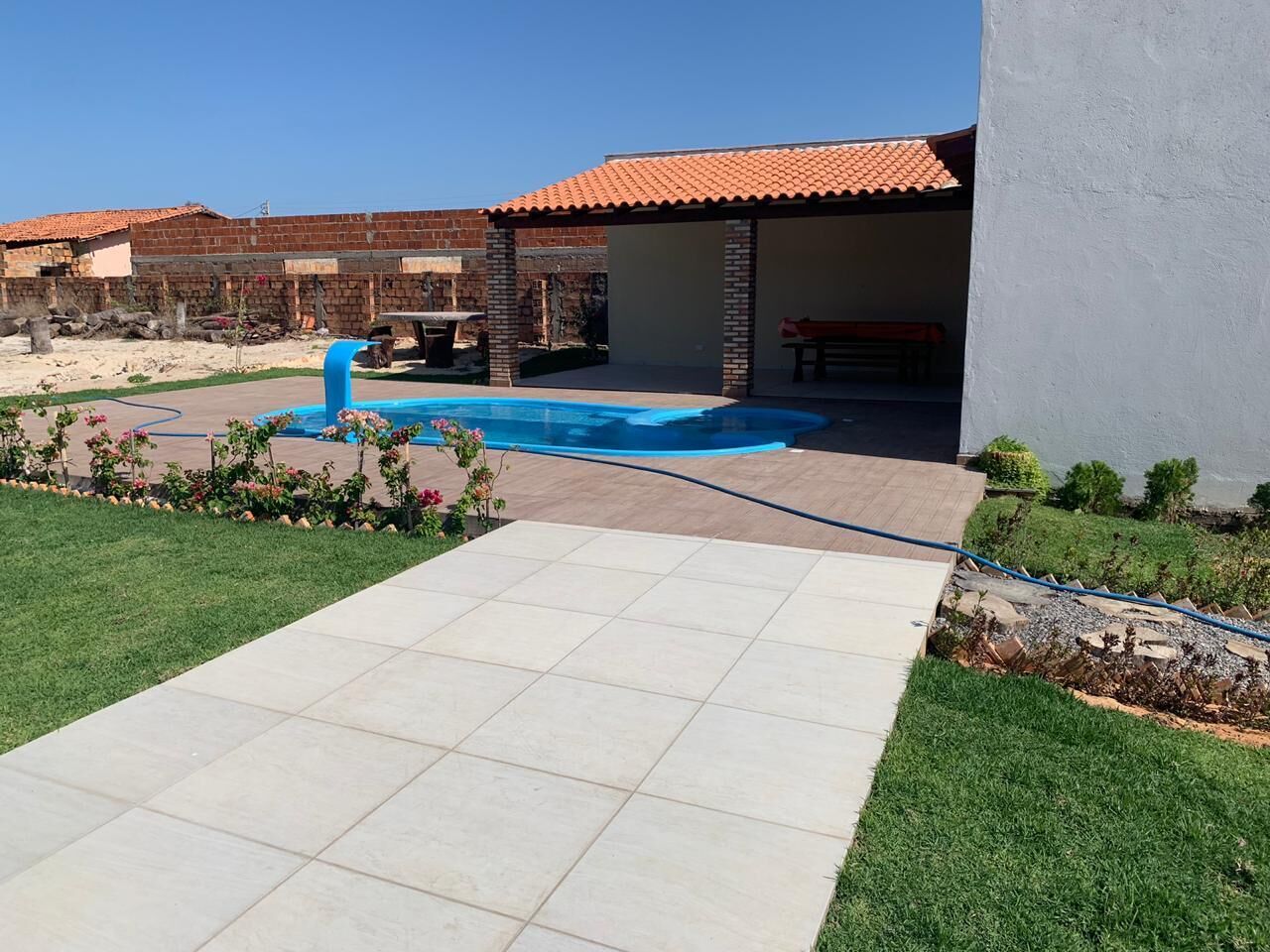 Una piscina al aire libre