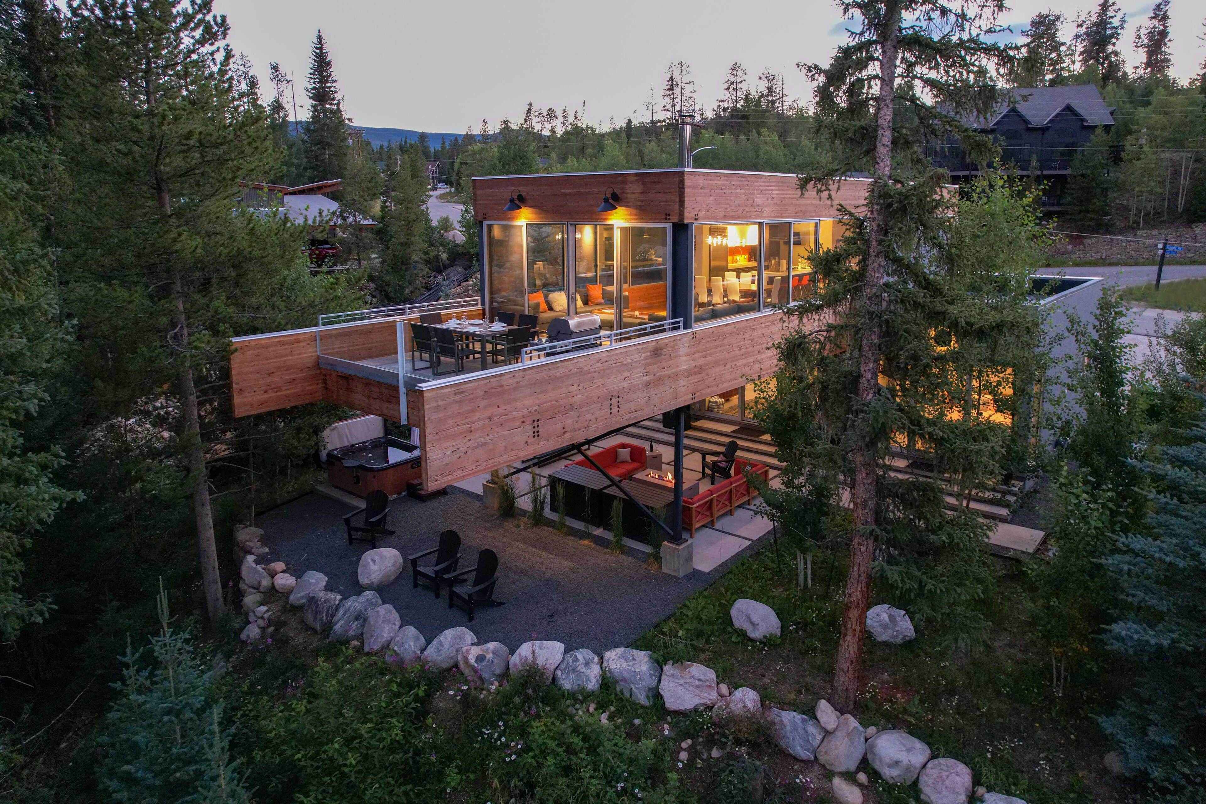 Modern Riverfront Luxury Chalet / Hot Tub & Great Views / Best Price - $500 FREE Activities Daily