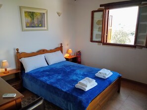 2 bedrooms, in-room safe, iron/ironing board, travel cot - Villa with private pool, beautiful views within easy walk to Vamos village (Apokoronas)