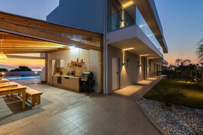 Outdoor dining - Evilio Suites, Inspired Family Retreat, 800 meters to the beach, Ping Pong table (Prinos, Rethymno)