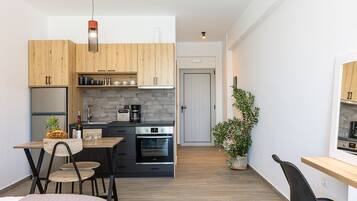 JÀÀkaappi, uuni, liesi, astianpesukone