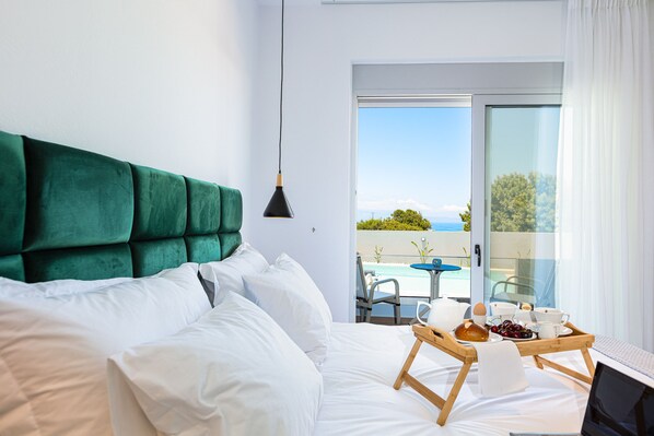 12 bedrooms, in-room safe, iron/ironing board, travel cot - Evilio Suites, Inspired Family Retreat, 800 meters to the beach, Ping Pong table (Prinos, Rethymno)
