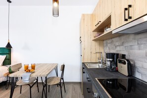 Fridge, oven, stovetop, dishwasher - Evilio Suites, Inspired Family Retreat with Pool (Prinos, Rethymno)