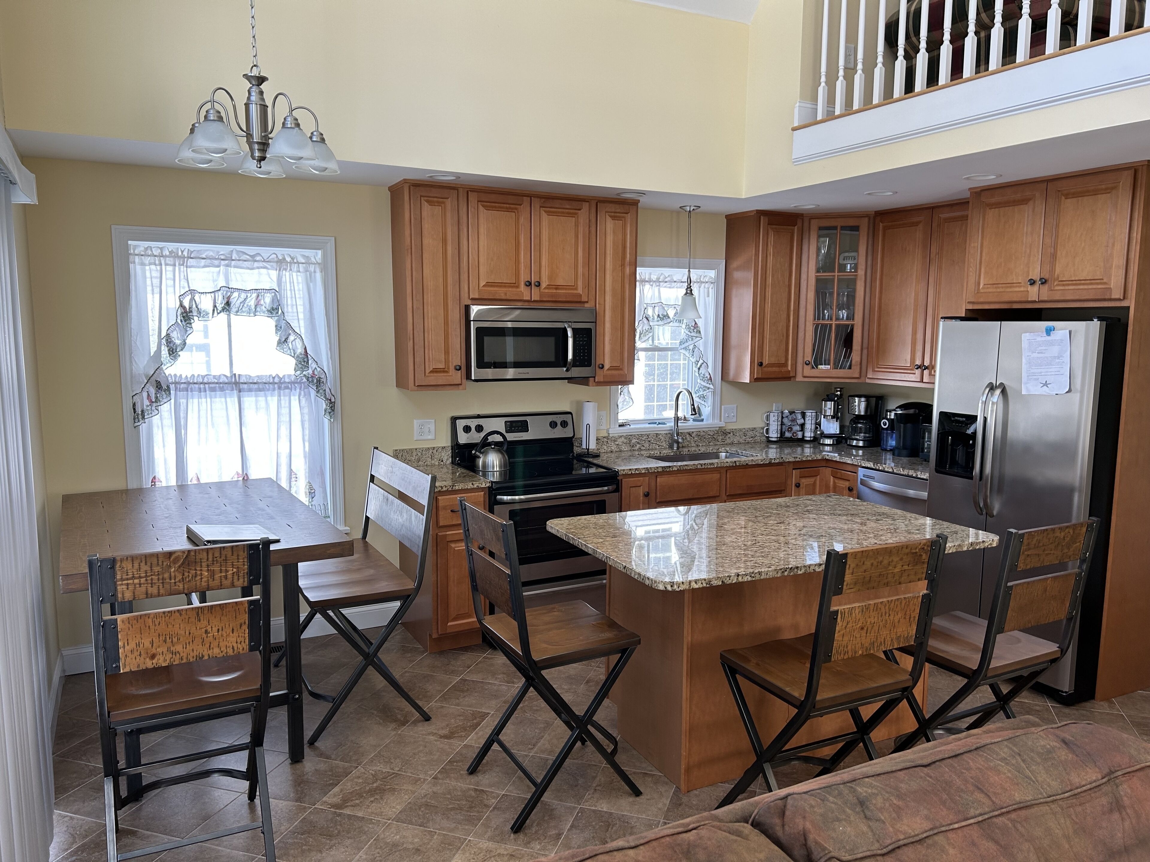 Moody Maine Beautiful 3 Bedroom Home Walk to Beach  Restaurants & Trolley Line