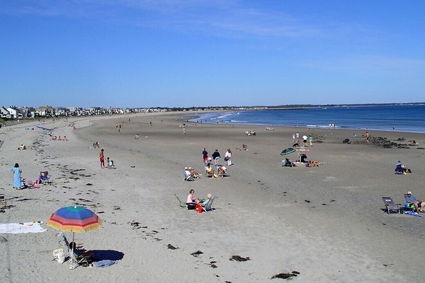 Vlak bij het strand, ligstoelen