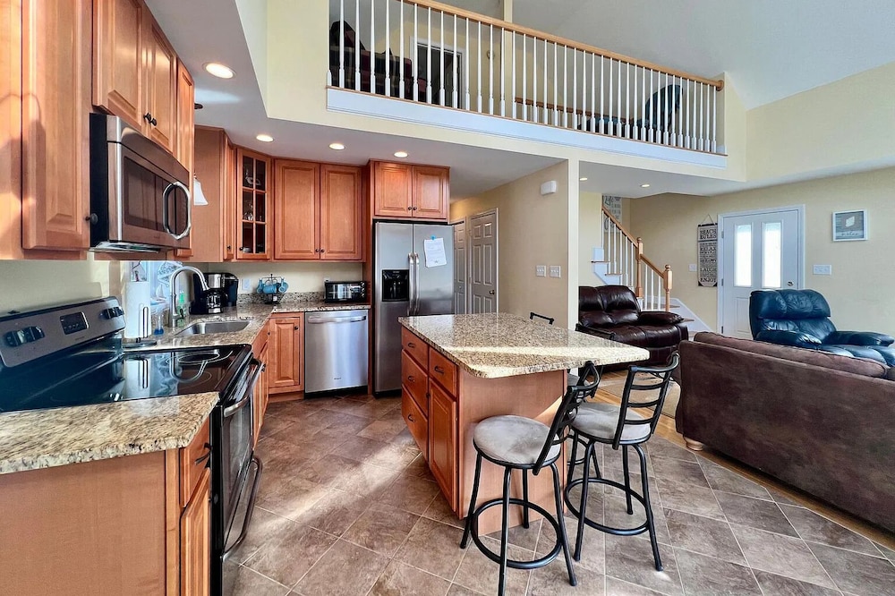 Moody Maine Beautiful 3 Bedroom Home Walk to Beach Restaurants & Trolley Line