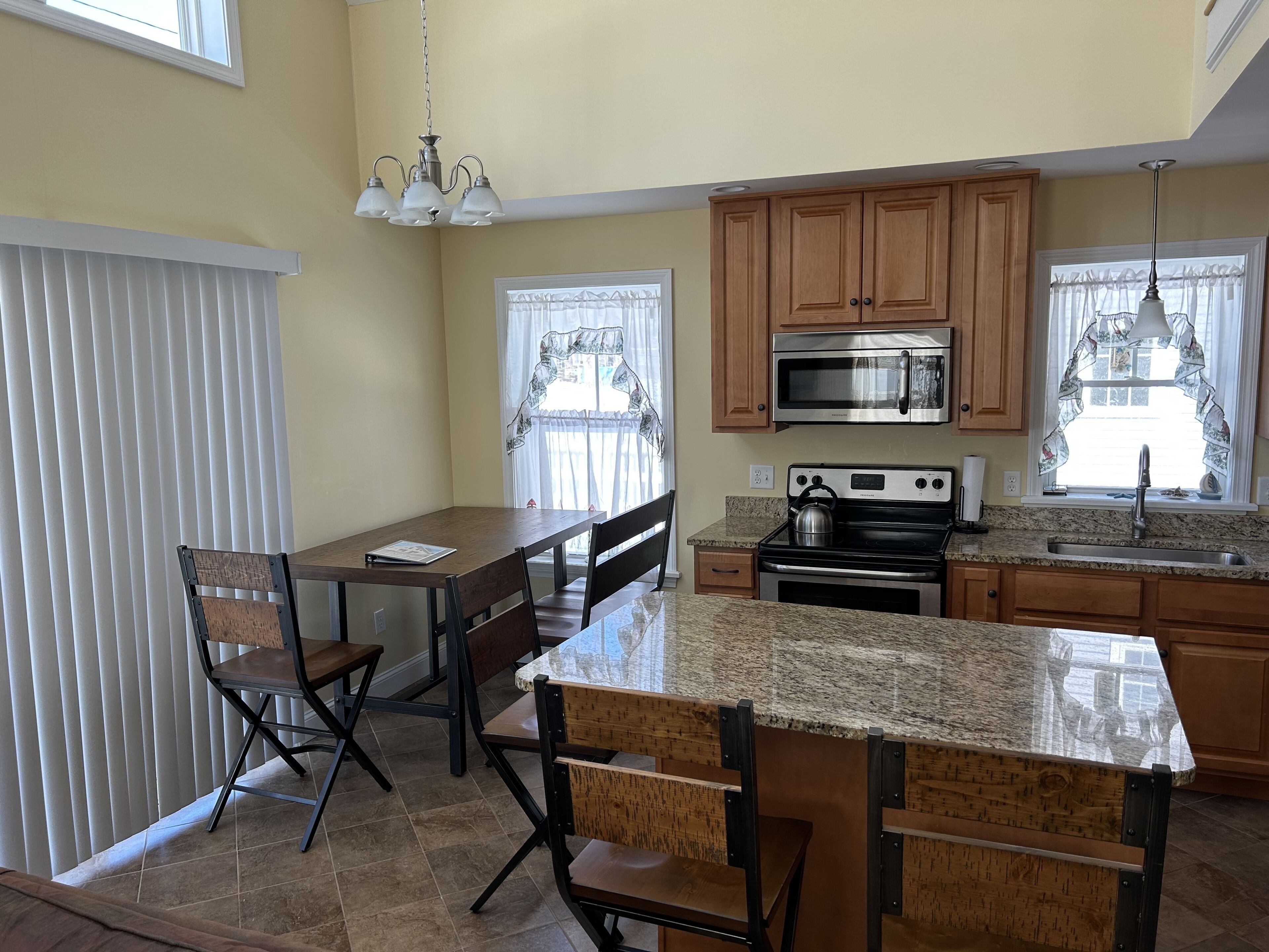 Moody Maine Beautiful 3 Bedroom Home Walk to Beach  Restaurants & Trolley Line