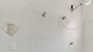 A bathroom with a pedestal sink, toilet, and a shower with a handheld showerhead. - OYO Hotel Jardim Emilia (Sorocaba)