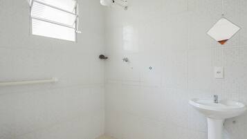 Quarto solteiro | Banheiro | Chuveiro, produtos de toalete grátis, toalhas de banho, sabonete