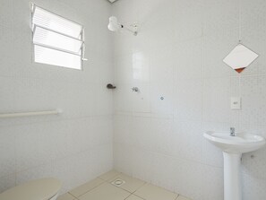 Einzelzimmer | Badezimmer | Dusche, kostenlose Toilettenartikel, Handtücher, Seife