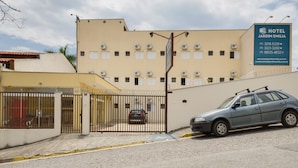 A gated entrance to a building with a sign for Hotel Jardim Emilia. - OYO Hotel Jardim Emilia (Sorocaba)