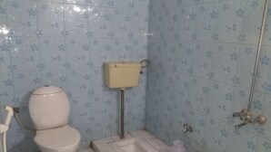 Shower, free toiletries, towels, soap - Friend Guest House (Hyderabad)